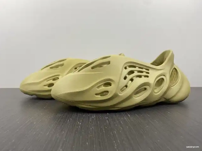 Yeezy Sulfur Adidas Foam RNNR GV6775 0516